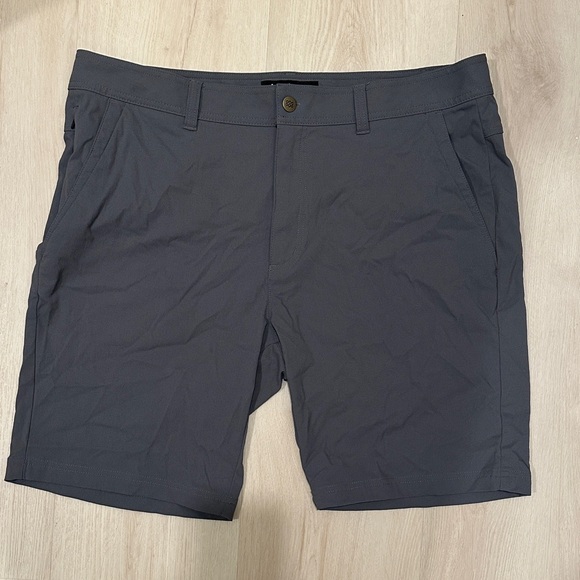Men's Sherpa Slate Gray Flat Front Shorts - Picture 1 of 2